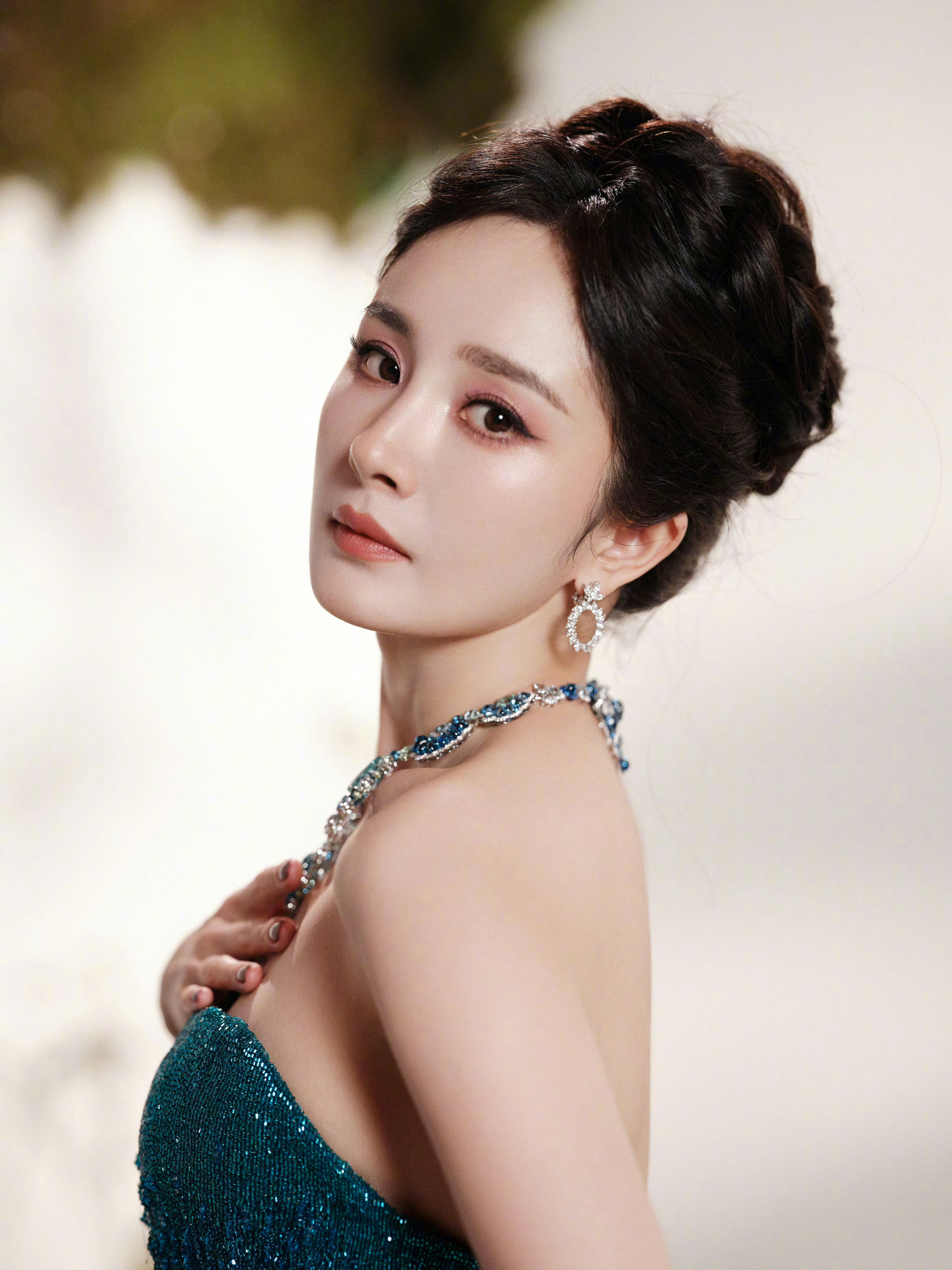 杨幂x微博视界大会造型，佩戴Chopard珠宝出镜💐🌷爆剧女王登场