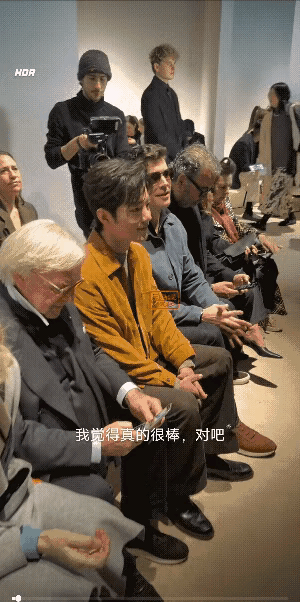 这一次肖战看秀的状态我觉得和往年有很大的不同。往年他就是嘉宾身份比较明显，主要任