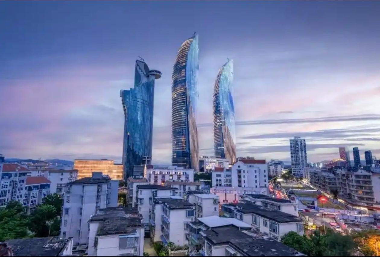 不同角度看“厦门三塔”厦门世茂海峡大厦（双子塔）与厦门国际悦海湾酒店