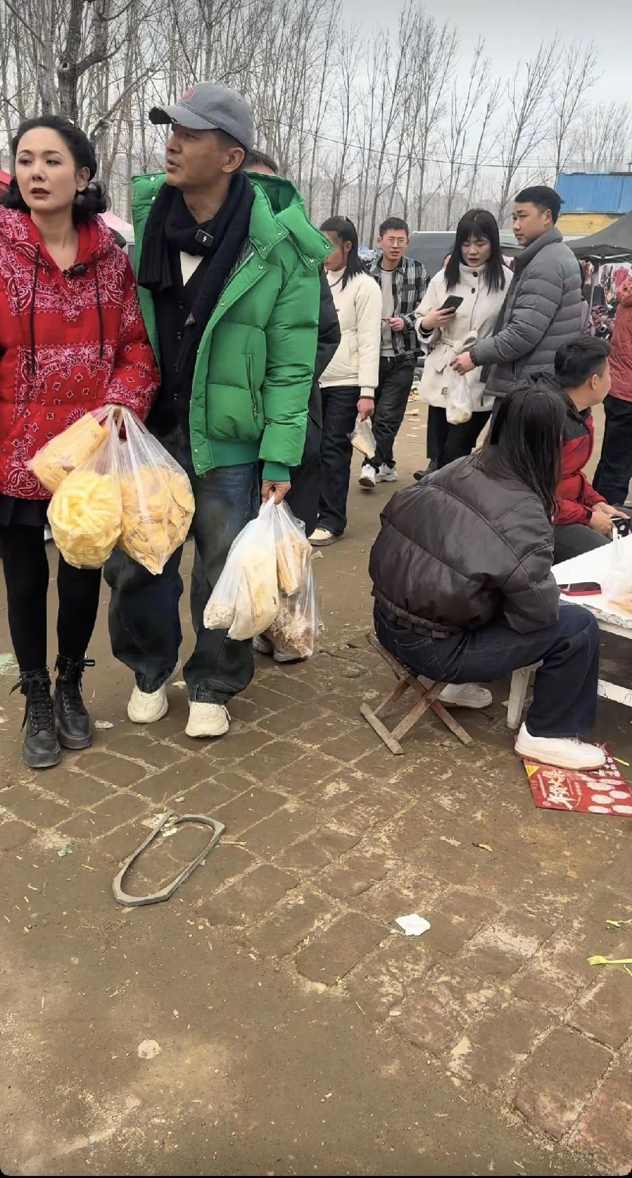 好尴尬，郭晓东与程莉莎回村赶集，程莉莎曾被称为“赫本回村”，但也被无视了！近