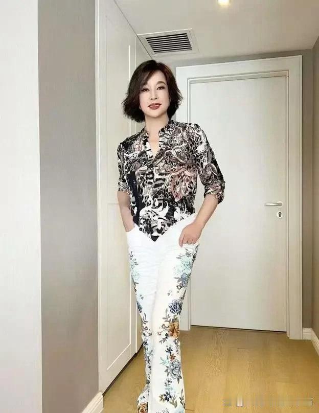 73岁刘晓庆状态太能打！花衬衫配长裤随性又洋气，这哪里像73岁，活力感拉满！