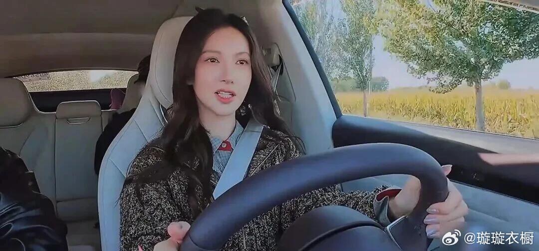 金晨车祸后口鼻受伤就医，得知助理情况立刻放弃理赔自担损失，道歉声明逻辑在线，公众