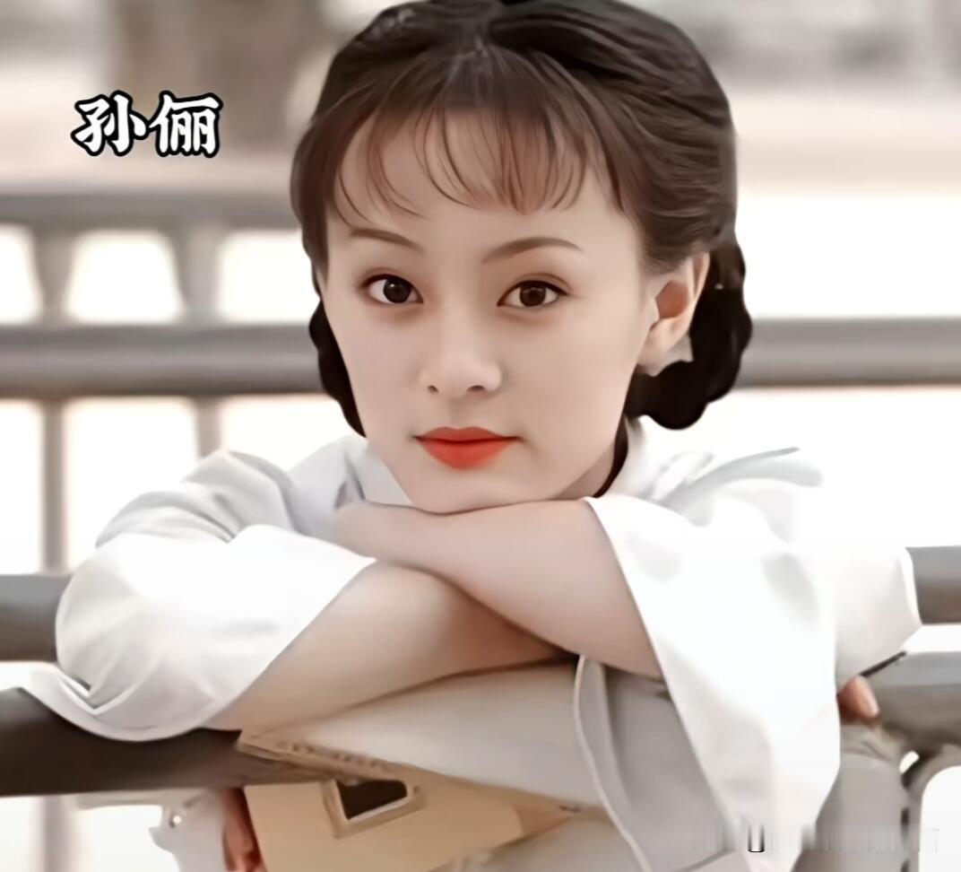 都是年轻的时候，孙俪看起来比蒋欣美，她的美是清纯，秀丽的美，不仅漂亮，而且演技好