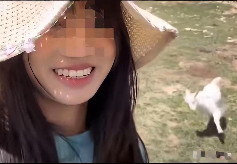 来赤峰旅行的西安李女士，终于花400块钱买下了这只小山羊，只要李女士一动它就跟着