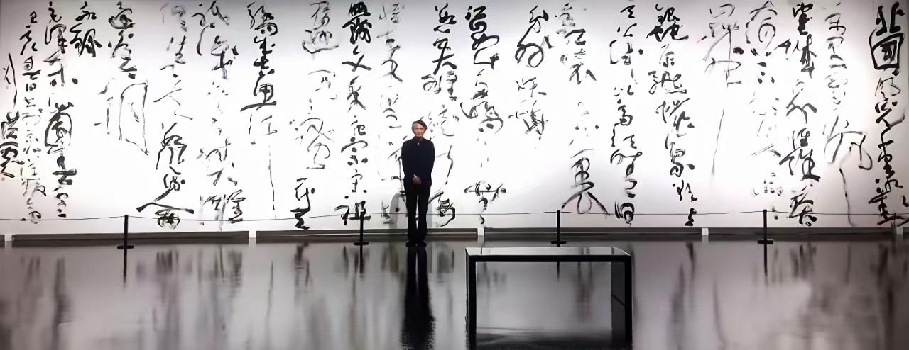 刘洪彪不愧为当代草书大家，草书泰斗式人物，这么大尺寸的书法作品，他都能游刃有余，