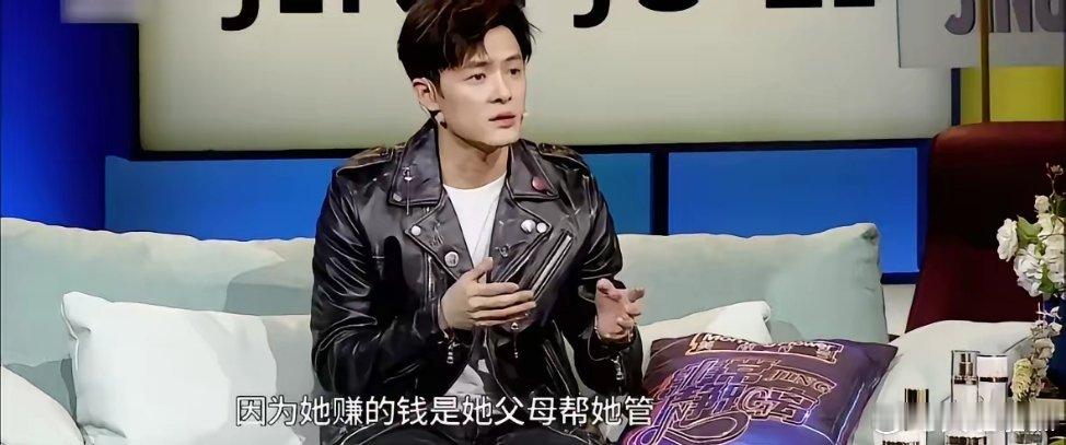 李静采访付辛博说“颖儿在节目上说你们是AA制，你们俩是平分费用吗？”付辛博苦笑着