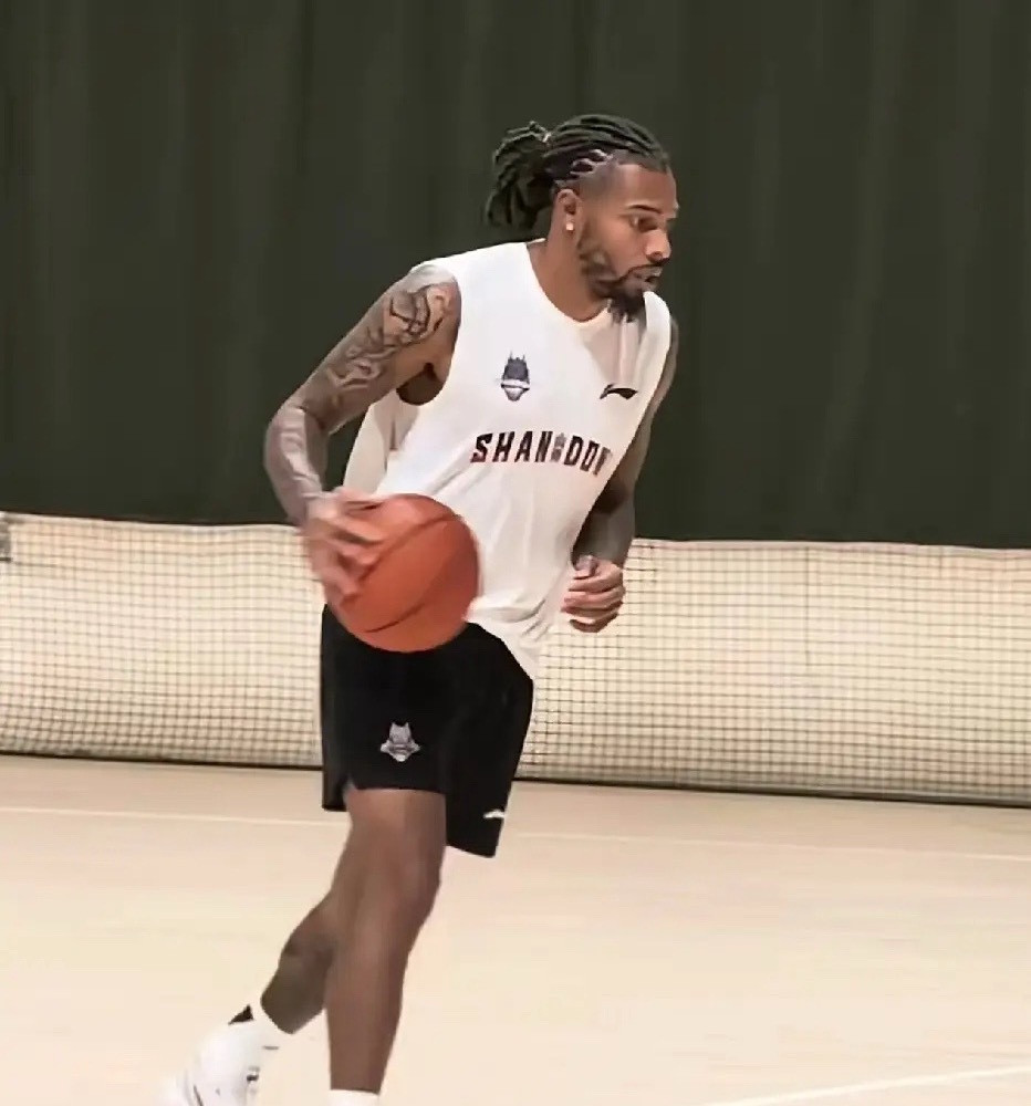 山东高速男篮的新外援珀赛尔挺敬业啊，来到济南把行李放到酒店就来到了山东高速男篮球