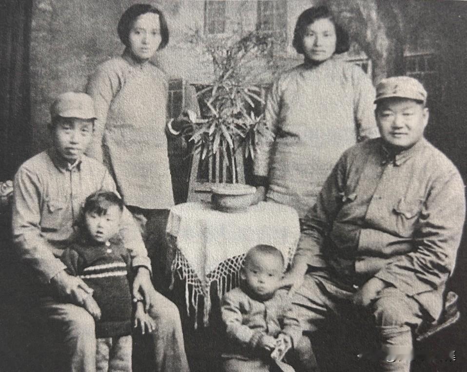 1945年，罗炳辉（右一）、张明秀（右二）夫妇与谭震林（左一）夫妇及孩子们合影。