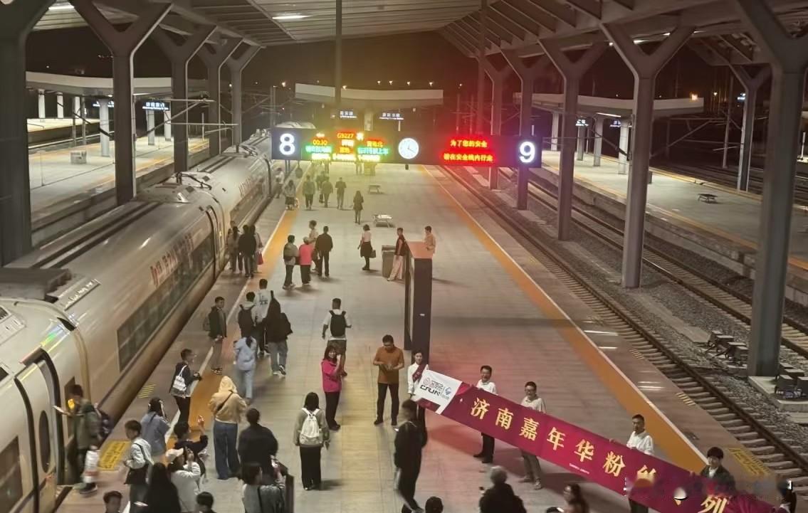 从周杰伦济南演唱会回来，至今想起高铁站到奥体沿途满溢的杰伦元素，依旧觉得热血——