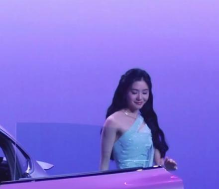 端庄大气而又不失温婉的美，刘浩存太漂亮了，女明星里绝对让人眼前一亮的，真好看，她