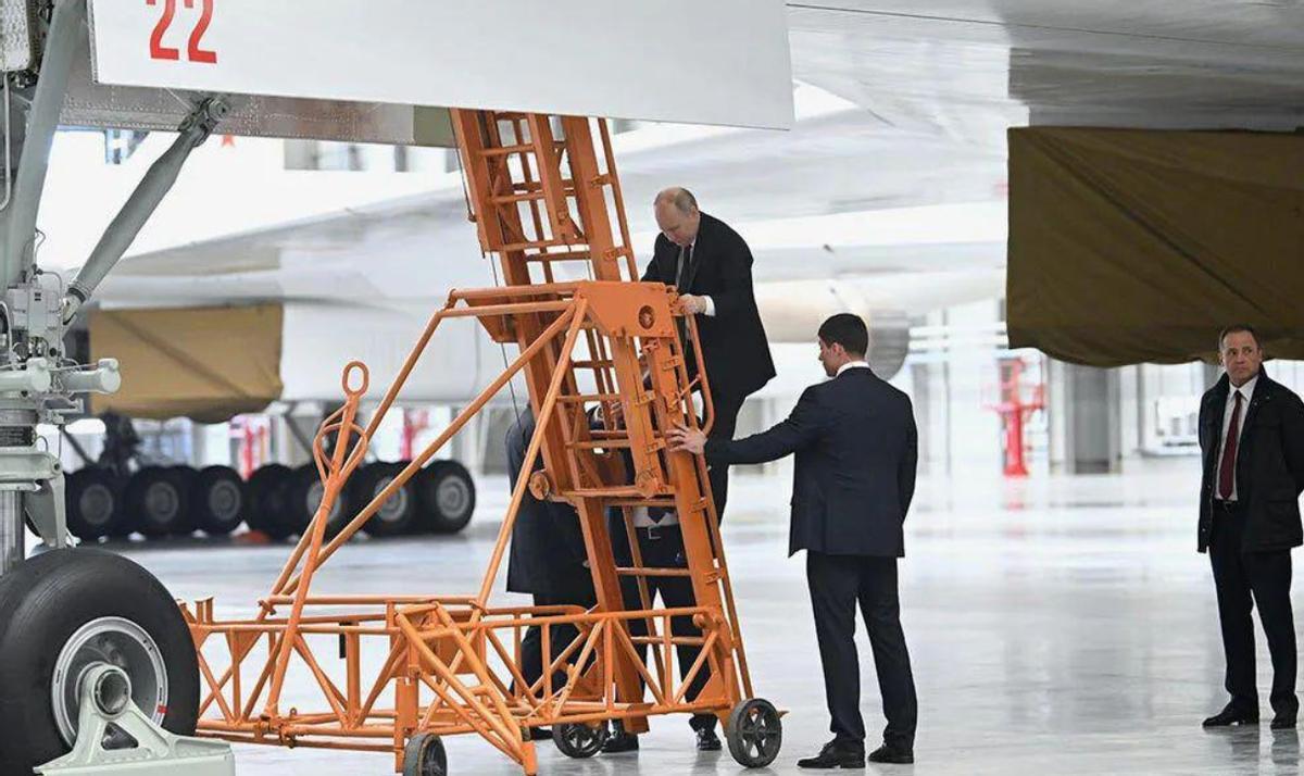 普京参观图-160制造厂，出现罕见一幕：有人说，这够中国至少追赶二十年。很多人可