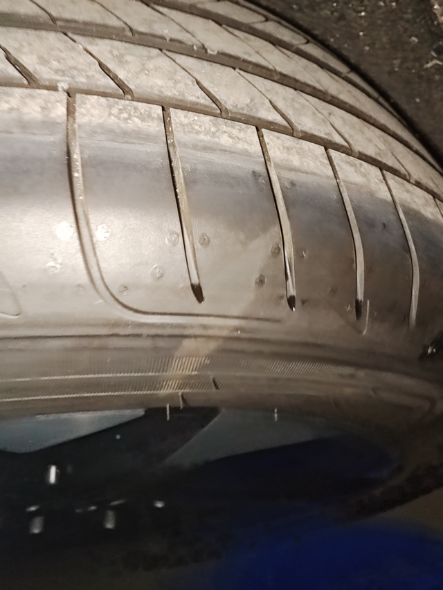 求助各位车友帮忙看下轮胎剐蹭需要怎么处同一车位，侧方停车，蹭马路牙子3次:晚上