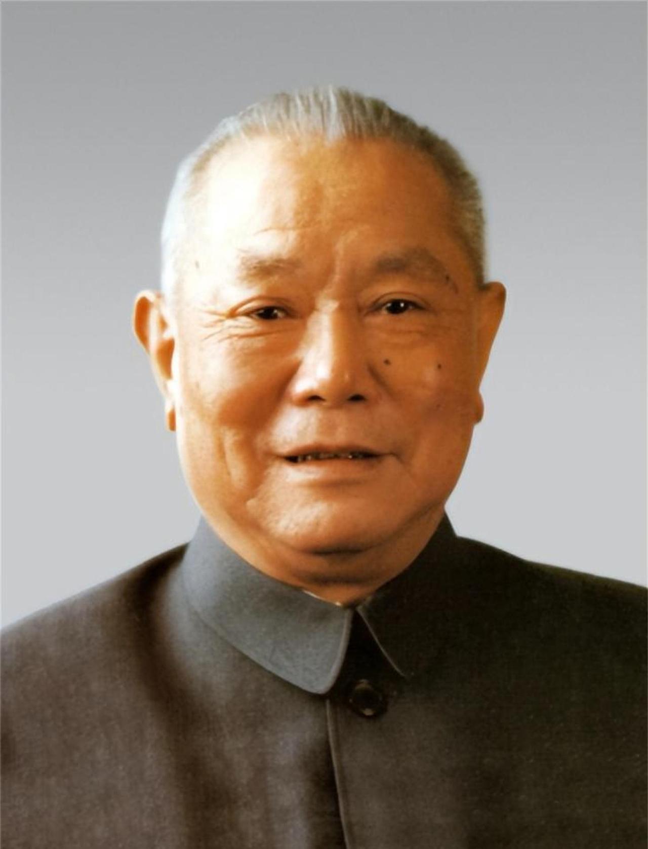 抗战中，日军一万余人，包围了只有700人的新四军。李先念连夜带着部队转移。此时突