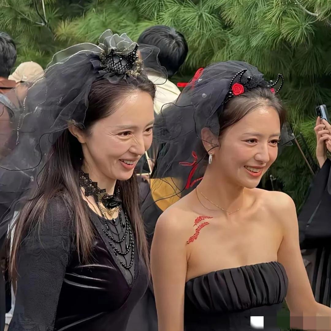 路人视角下的佟丽娅与董璇：佟丽娅皮肤还算紧致，笑容依旧甜美，但身材单薄平板，眼袋