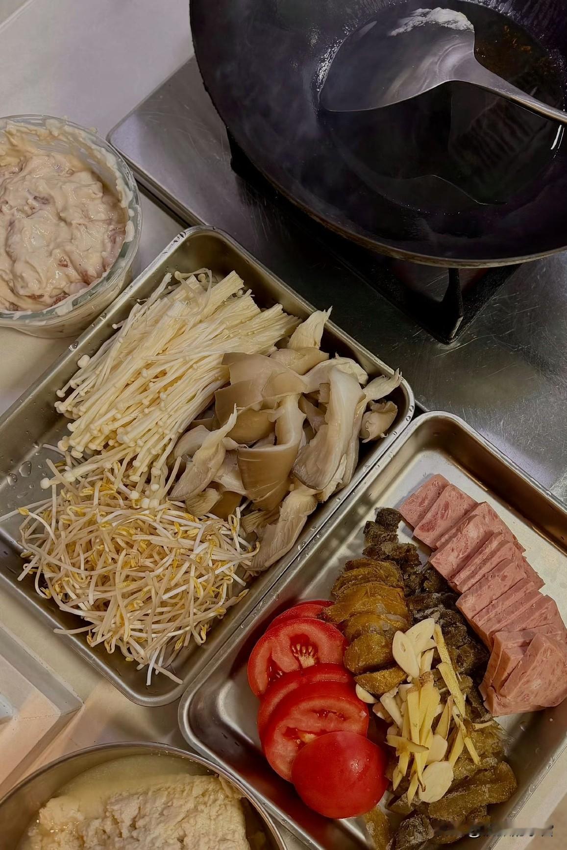 美食家常打卡备菜时把鲜菌、嫩豆腐、火腿码得整整齐齐，下锅咕嘟出一锅热乎的鲜爽——