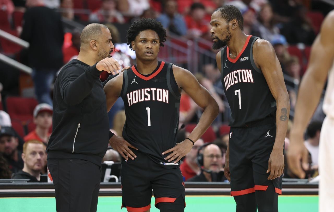 篮球的未来不是五个位置，而是五个两米长人同时在场。火箭队在秘密演练一套颠覆认知