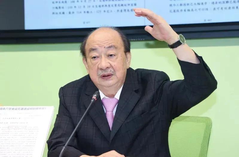 台湾只会越来越落后，因为岛内的政治形态已经陷入一种恶的循环，就是岛内的精英政治与