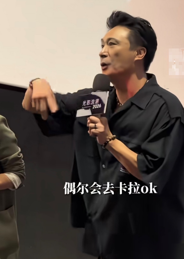 62岁吴镇宇，一天只吃一顿饭，饿得少年感都出来了。人家不是穷，是不敢吃。早年拍戏落下肠胃老毛病，肾结
