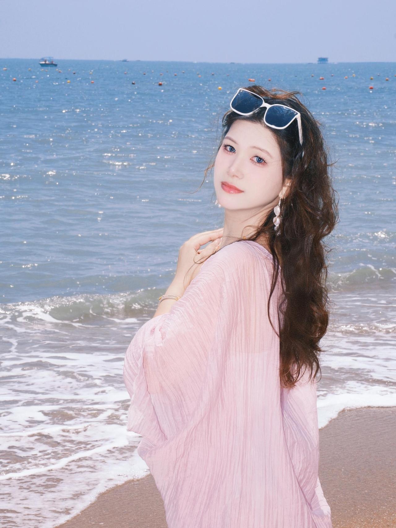 海边的小姐姐阳光好美海边度假少女风浪漫温柔公主