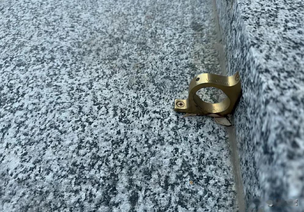 人民大会堂走廊上的金属圆环是干什么的？走进人民大会堂的人，眼睛多半被大场面拽