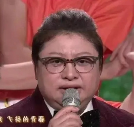 在一次节目上，主持人董卿赞美歌手平安高音唱得好，怎料韩红当众打脸：你个门外汉，不