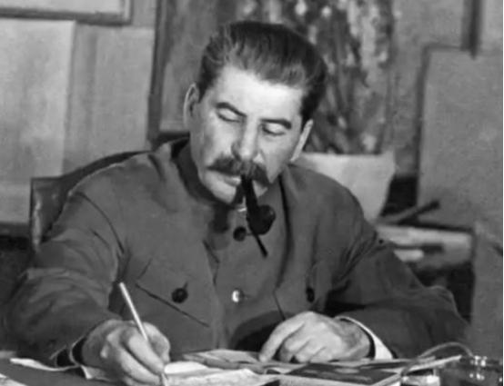 1950年12月2日，斯大林在克里姆林宫彻夜未眠，当他读完志愿军第9兵团长津湖战