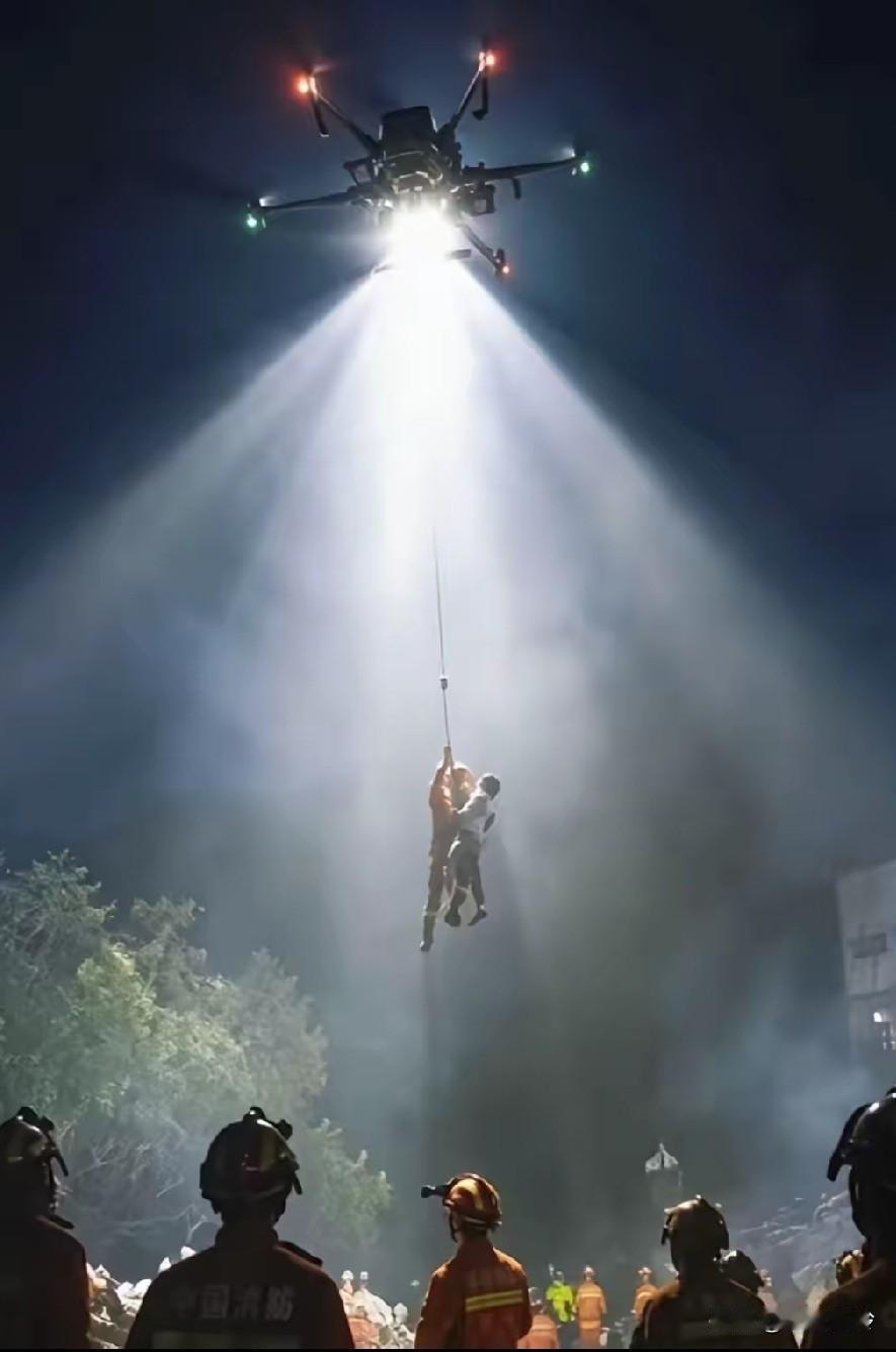 这张照片刷爆网络，直接封神！在洪灾中看到它参与救援，心里满是感动看到这张图，这
