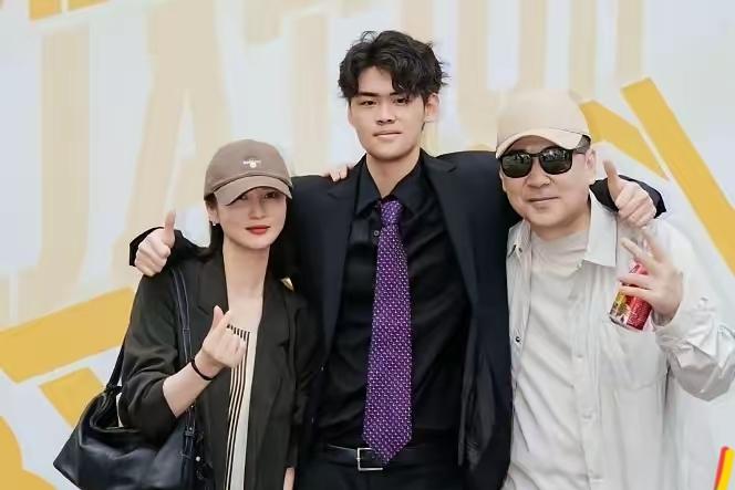 陈建斌藏不住笑意！19岁儿子人大附中毕业，超高颜值还是顶尖学霸6月18日，