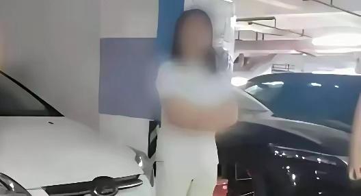 那个霸占人家车位的彭女士，为什么不继续硬抗，而是选择道歉？其实说到底，是怕事儿