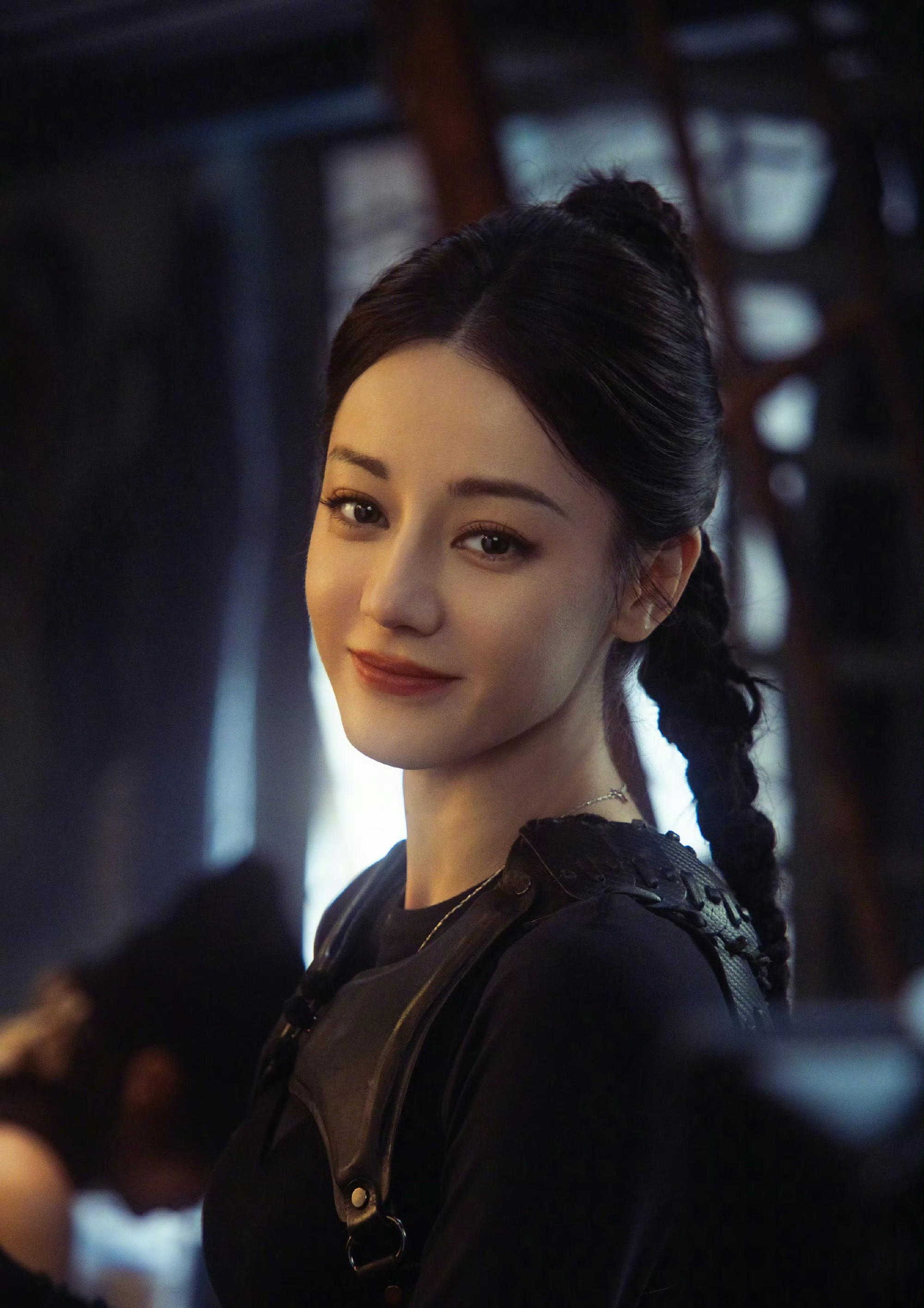 迪丽热巴现在最大的困境就是如何甩掉那些硬贴上来又唱又跳的深柜，播剧氛围算是能排得