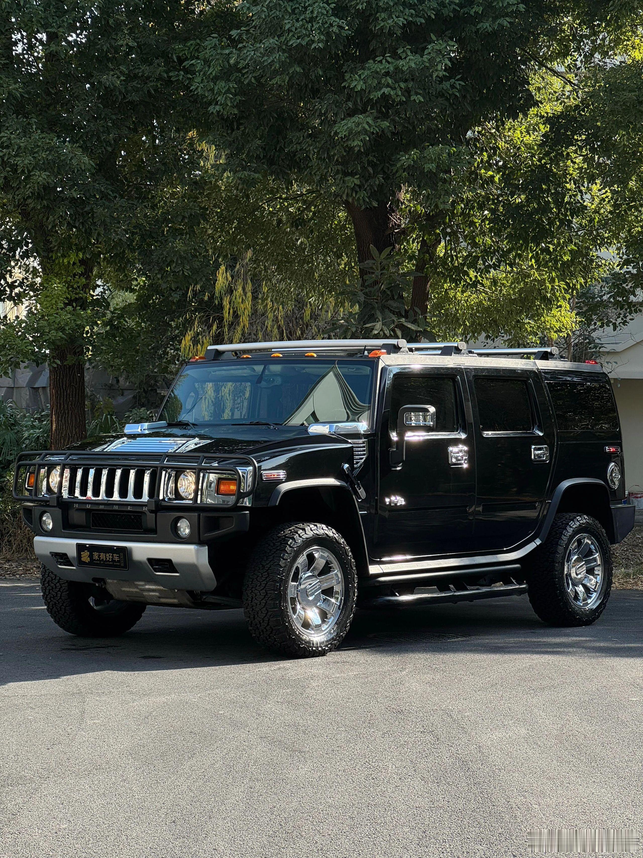 经典方盒子，铁血硬汉魂。仪表盘刻着旧时光，油门一响，仍是街头最烈的爷。保险杠上沾