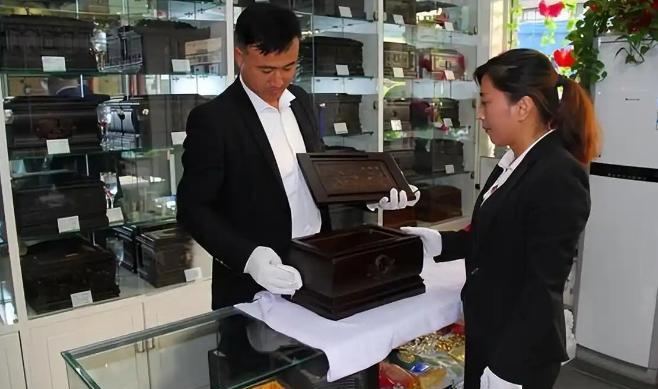 殡葬行业快凉了，现在人都懒得搞葬礼了。以前觉得人死了必须办得体面，买墓地