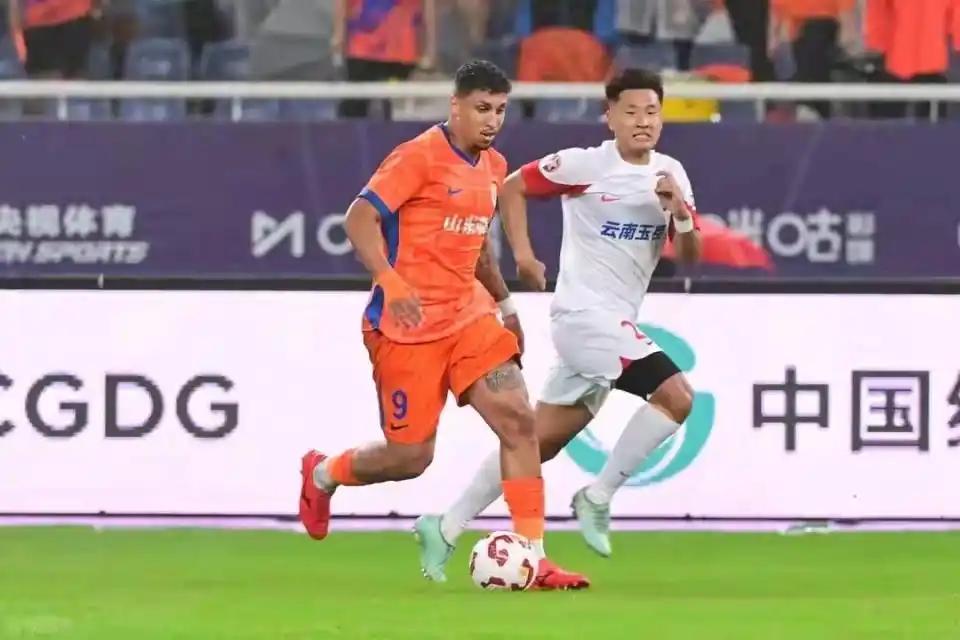 山东泰山队今年可能又会陷入保级战，这绝不是耸人听闻。不是因为被罚了6分，也不是