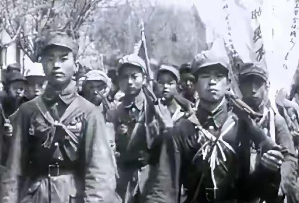 解放战争中，四野有多强?四野随便一个军，标配6万人，重炮80门，机枪上千挺！