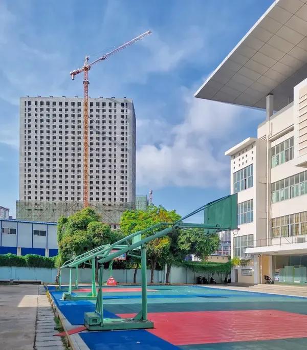 一脚油门，直接把装甲车开进军训现场。广西新生这开学第一课，直接把全国网友给干沉