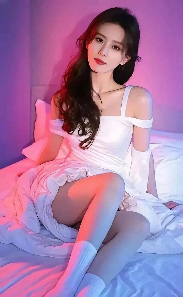 刘诗诗|简约吊带与白袜美爆了
