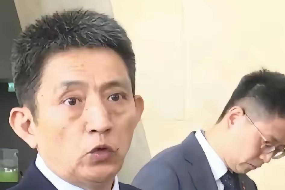 李成钢和贝森特这场交锋，还没开口，气势上就赢了！大家看那个视频没？李成钢那眼