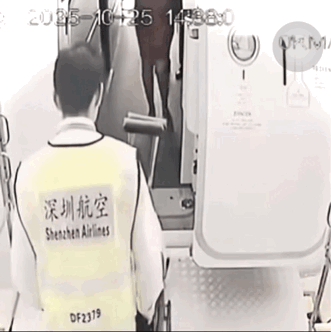 反转了?深圳机场放出了郑智化登机时的画面。可以看到郑智化坐着深圳航空的残疾人专