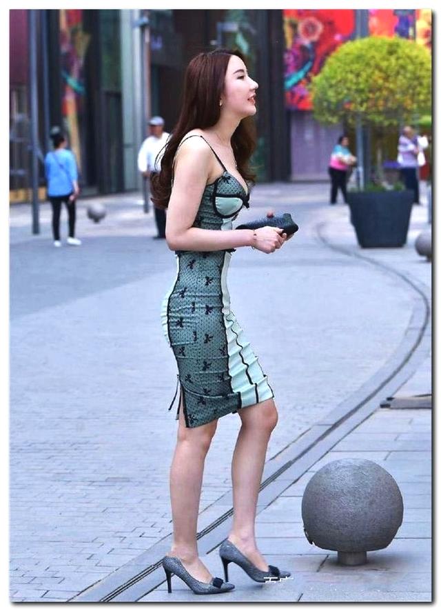 街拍: 辣妈在哪报的健身房, 这身材恐怕小姑娘都比不了