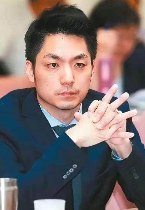 最近蒋家那边又传出消息，有后人站出来公开喊话，想把蒋介石和蒋经国的两口棺椁迁回大