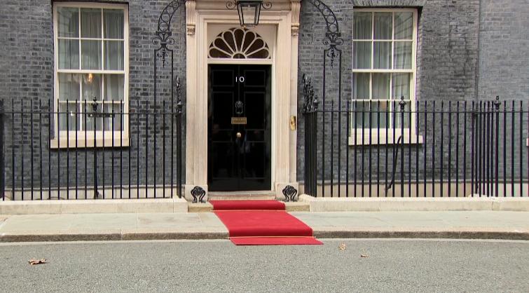 泽连斯基抵达唐宁街英国首相安迪-伯纳姆在唐宁街10号门口铺设一段红地毯欢迎泽
