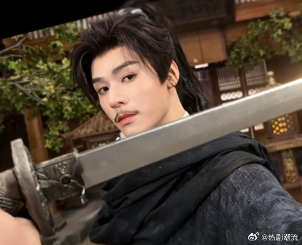 龚俊新剧胡子造型凤舞九天看到龚俊新剧造型直接愣住，小胡子一添整个人气质都变了，