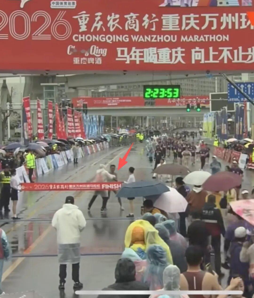 瞒不住了，摊牌了！3月15日重庆万州，选手盛雪李以2小时23分53秒斩获全马冠