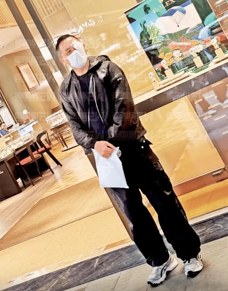 唐鹤德眼疾康复后露脸，携密友及男童外出，与孩子温馨互动似爷孙！