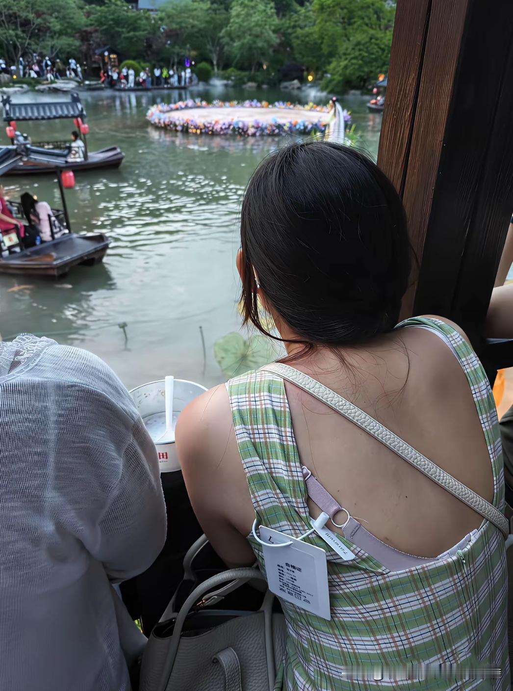 网购这潭水，真是越来越深了。现在有些顾客不地道，不摘吊牌穿完衣服就退，让商家只能