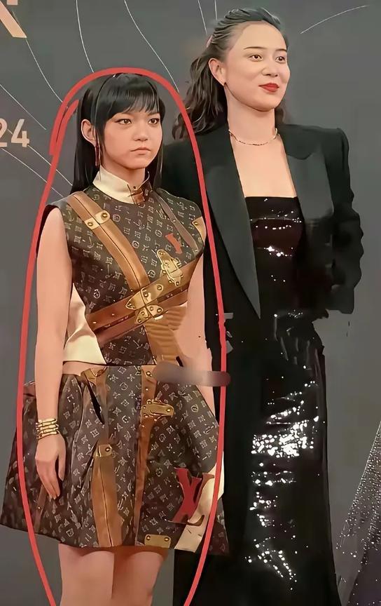 小宋佳怎么了，她身边怎么总喜欢站一些怪人！图一图二里面，小宋佳身边是谁啊？恨不