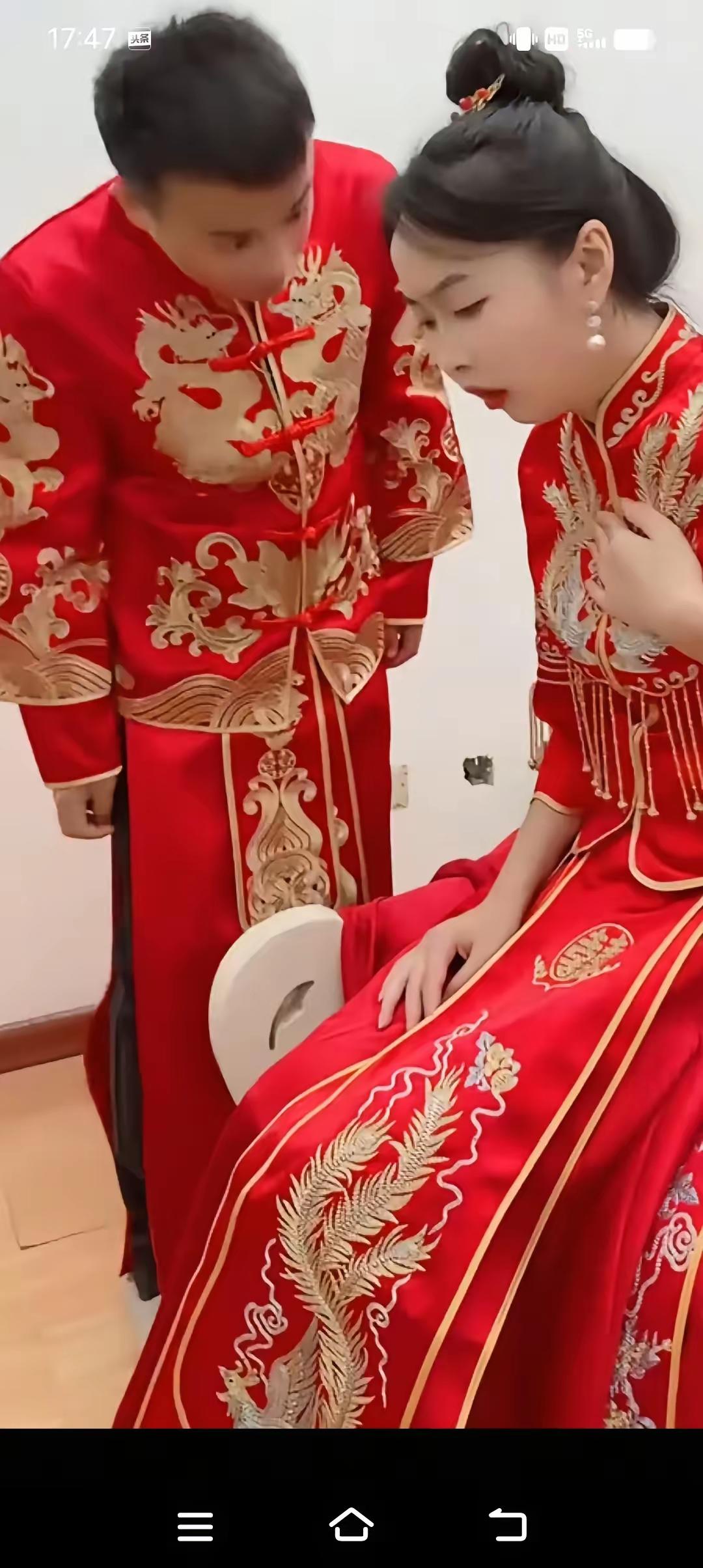 太糟心了！婚刚结完，新郎直接愁破头，新娘在婚房里一个劲呕吐，新郎一问是不是怀孕了