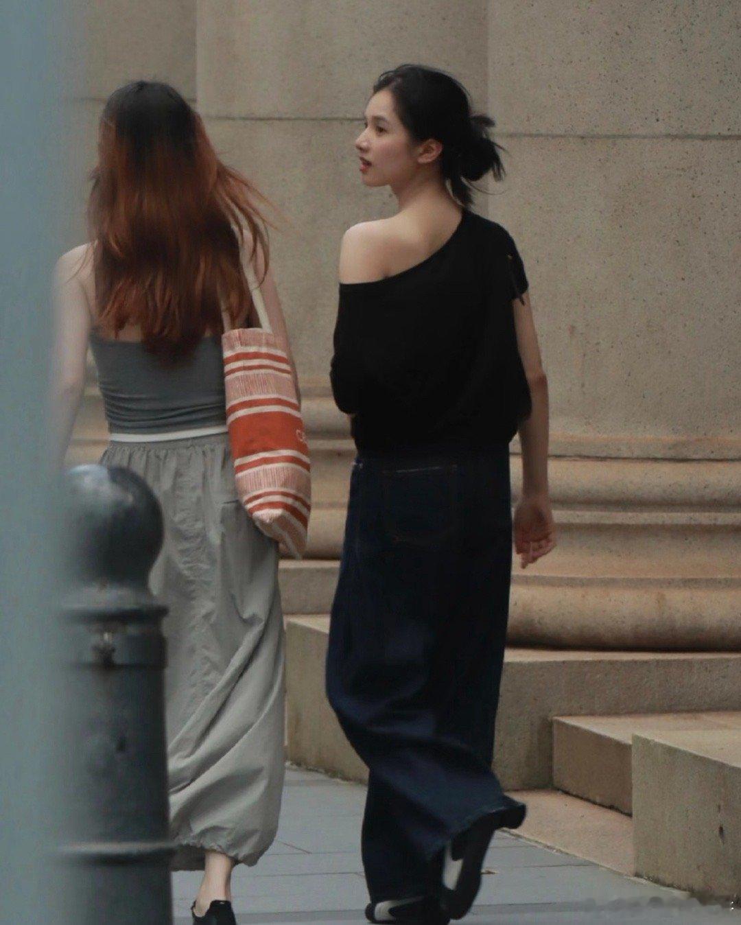 为什么她的路人偶遇图总被称为神图。她私下的穿搭好有姐感啊大美女自带的氛围感，光是