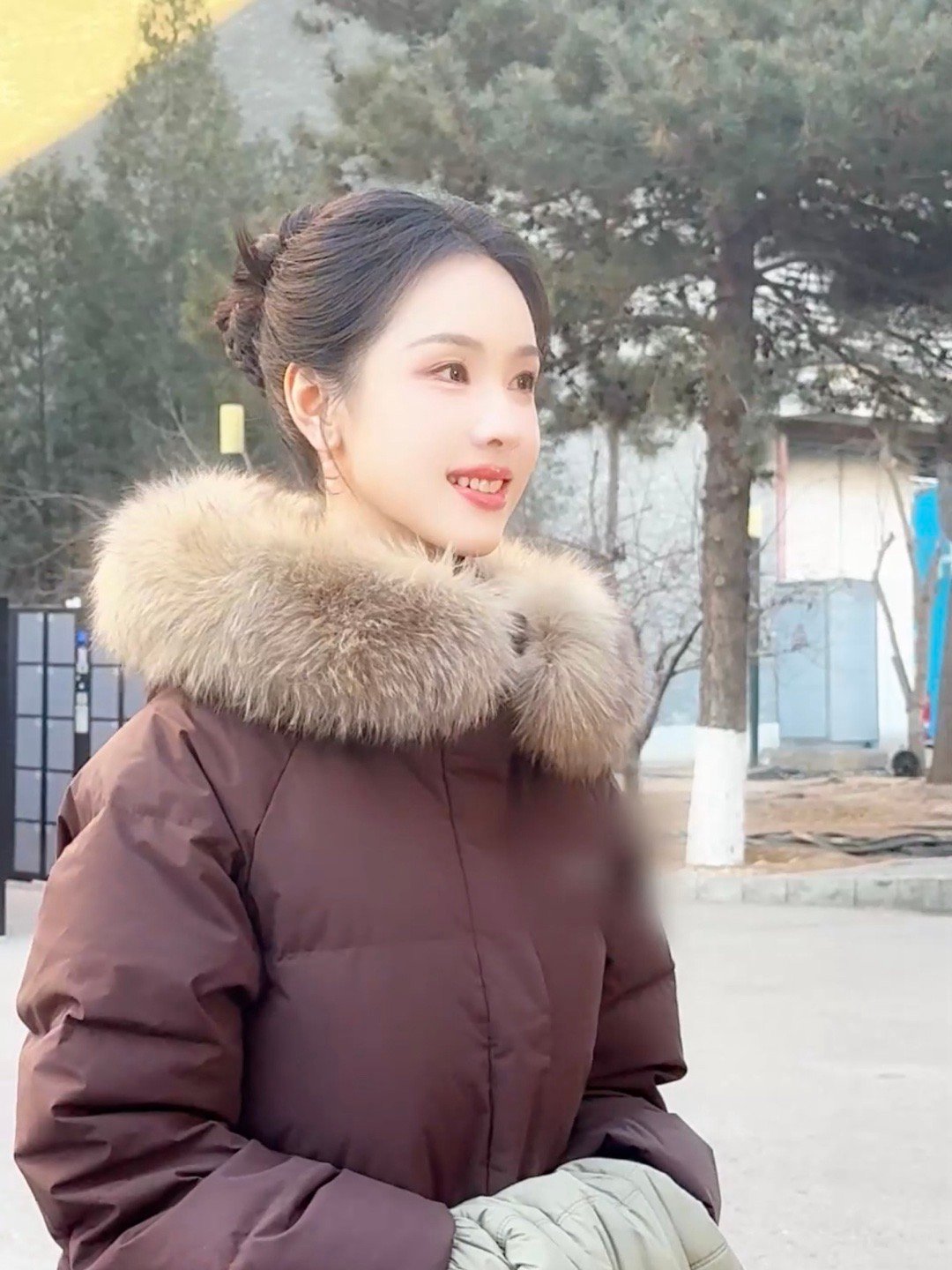 陈都灵i人收到饭撒懵圈但呆萌被陈都灵2026网络视听盛典饭撒萌化了！裹羽绒服软