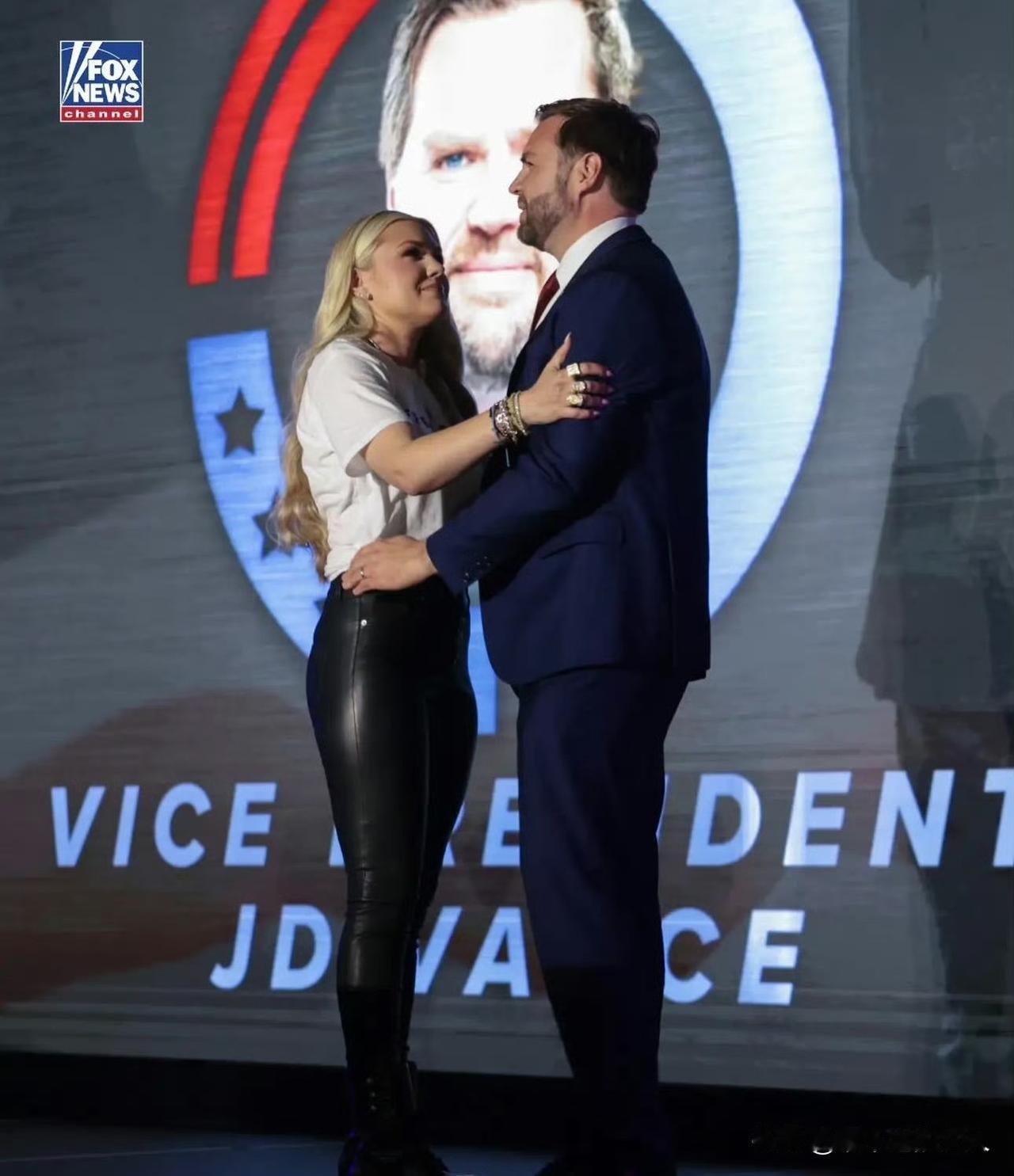 炸裂！美国副总统万斯和查理柯克的老婆在一起拍了照片，网友这评论有点炸锅了！[捂